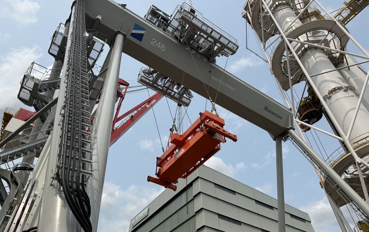 automated stacking cranes