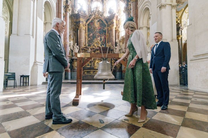 Huisman attends state visit to Czech Republic and sponsors Bell of Freedom