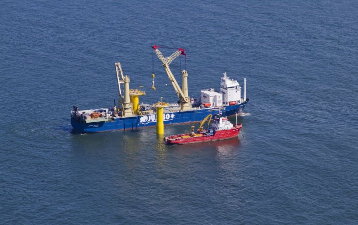 2 x 900mt Heavy Lift Mast Crane and 700mt Fly-jib, Jumbo Javelin, Jumbo